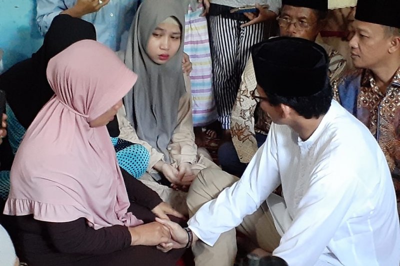 Sandiaga Uno Takziah ke Rumah Keluarga Ketua KPPS yang Meninggal Dunia di Pekanbaru