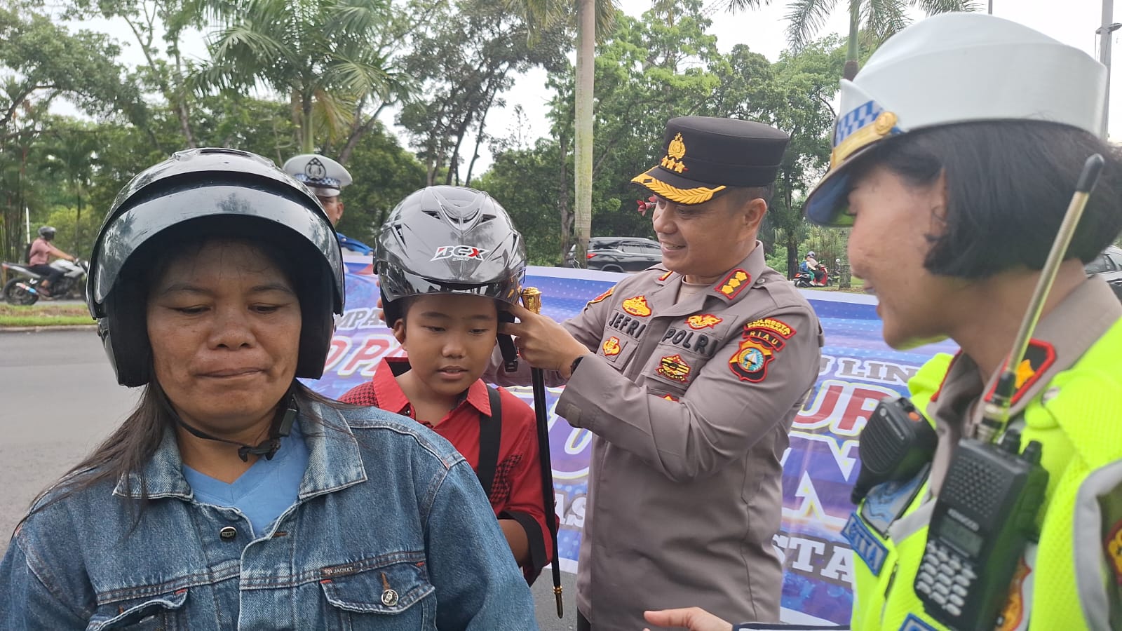 Polresta Bagikan Helm Gratis ke Pengendara di Sudirman