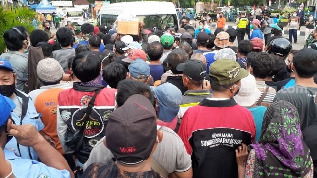 PA 212 Minta Jokowi Ditangkap karena Timbulkan Kerumunan Bagi-Bagi Sembako