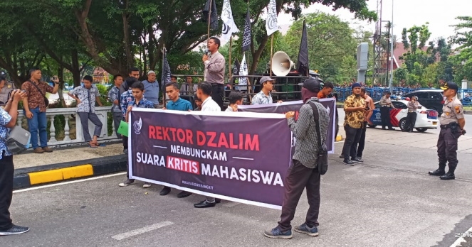 Demo di DPRD Riau, Mahasiswa Tuntut Jokowi Hentikan Kriminalisasi Agama Islam