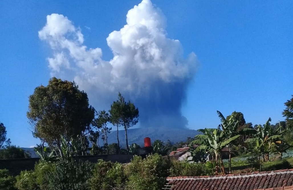 Gunung Tangkuban Perahu Meletus, ACT Terjunkan Relawan Rescue  