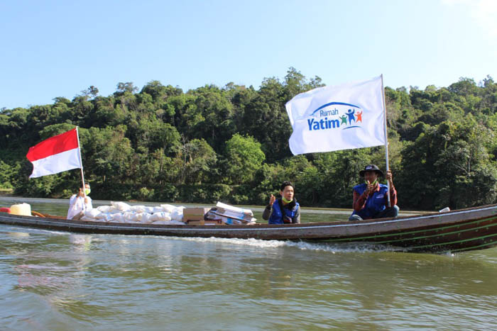 Sempena HUT ke-75 RI, Tim Rumah Yatim Berjuang Telusuri Sungai Salurkan Bantuan ke Pelosok Riau