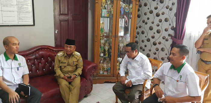 Bupati Harris Dukung Kerja Bakti Fakultas Hukum UIR di Teluk Meranti