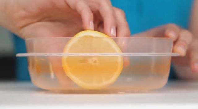 Trik Jitu Bersihkan Noda Margarin Pada Kotak Bekal Makan