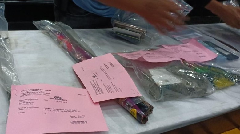 Polisi Klaim Temukan Zat Beracun pada Anak Panah Barang Bukti Aksi 22 Mei