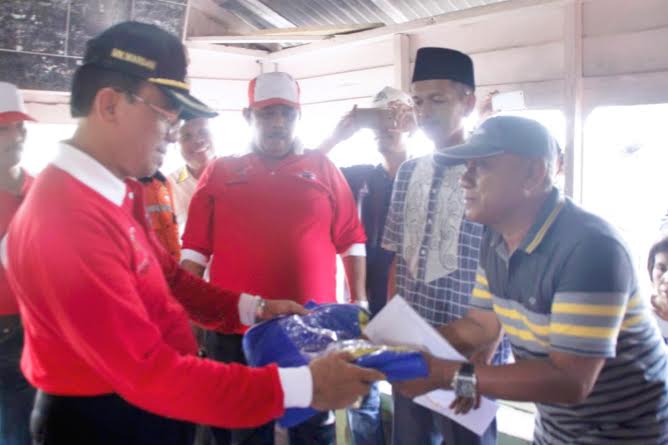 Bupati Inhil Serahkan Bantuan kepada Warga Korban Tanah Longsor