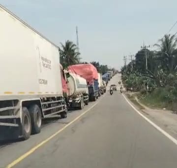 Truk Rusak Sebabkan Kemacetan di Lintas Timur Desa Palas, Polisi Berlakukan Buka Tutup