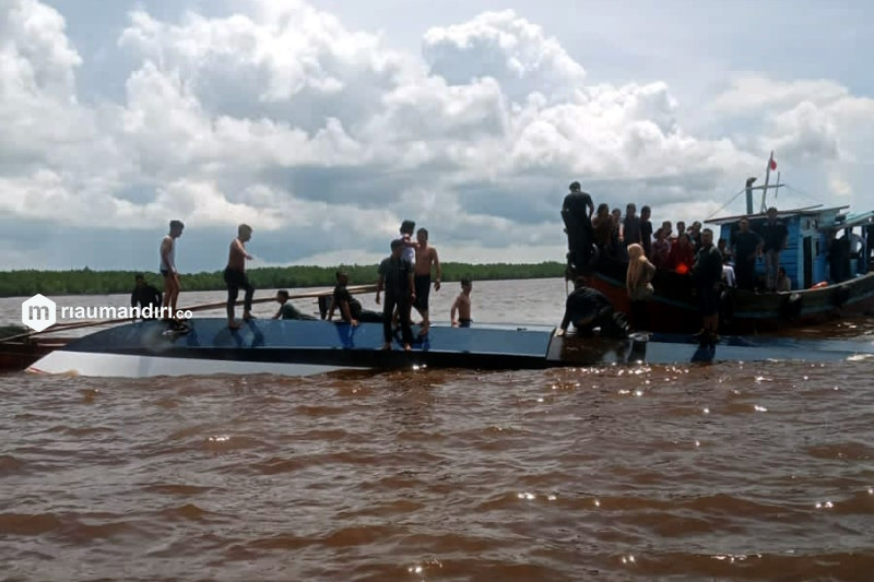 Kapal Terbalik di Inhil Usai Tabrak Tunggul Hanyut, 12 Orang Tewas