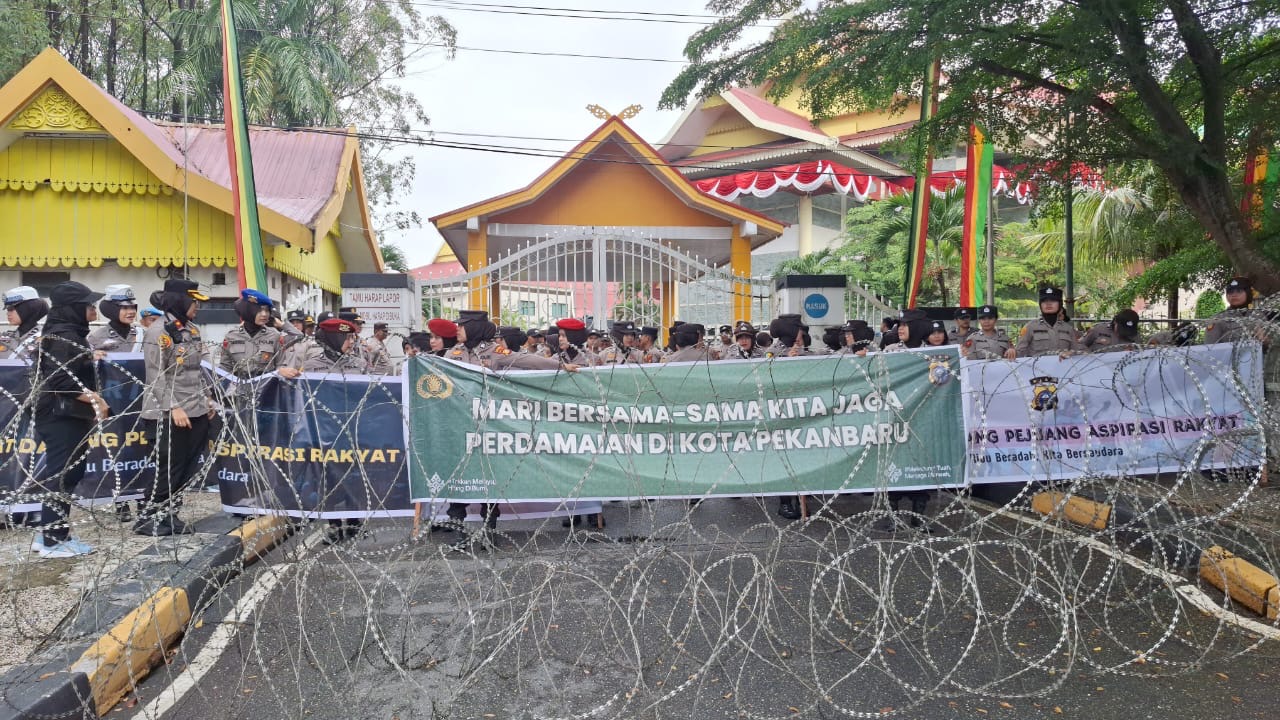 Polwan Bentangkan Spanduk Ajakan Aksi Demo Damai