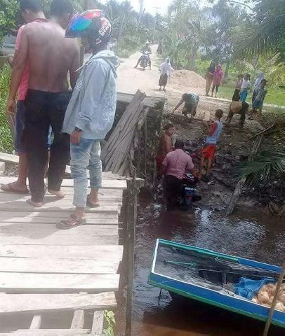 Jembatan Parit 6 Sungai Luar Ambruk, Satu Pengendara Motor Jatuh