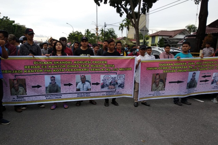 Demo di Mapolda Riau, Massa Tuding Nama-Nama Pejabat Ini Terlibat Korupsi