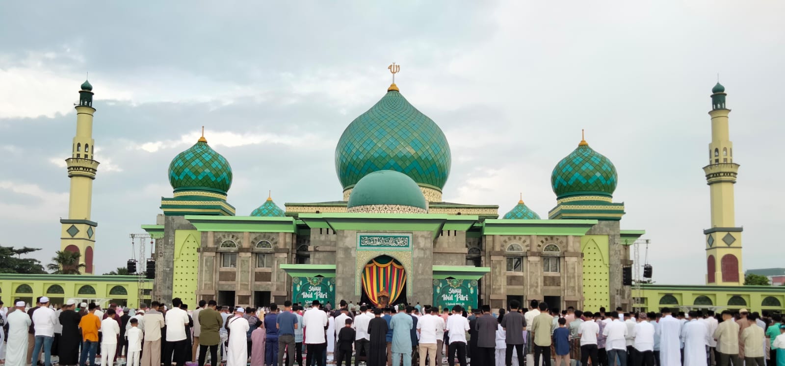 Momen Khusuk Pelaksanaan Salat Idulfitri 1445 H di Masjid Annur