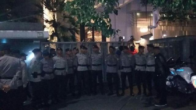 Polisi Bentuk Barikade di Depan Gerbang Rumah Setnov