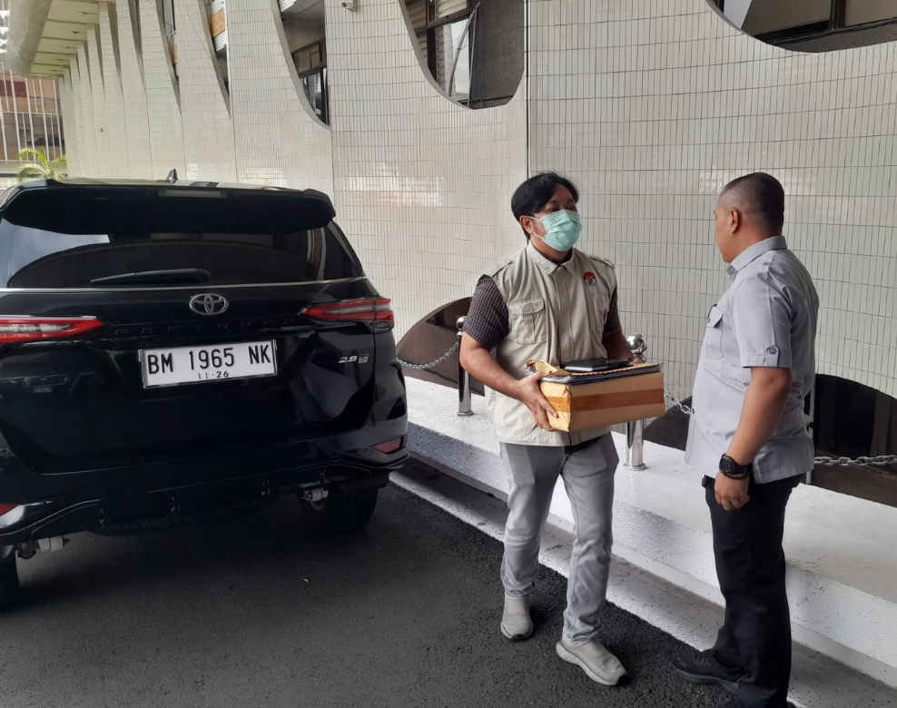 KPK Geledah Mobil Dinas Pelaksana Gubri SF Hariyanto dan Sekda Syahrial