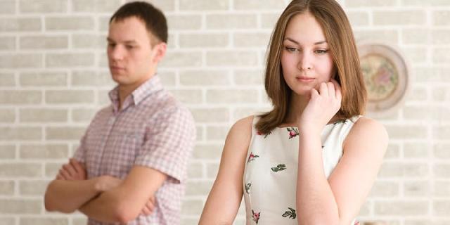 5 Cara Menghadapi Pasangan yang Kelewat Posesif