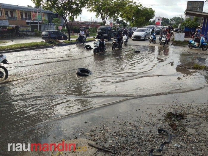 Tergenang Air, Jalan Rusak di Pekanbaru ini Kerap Makan Korban