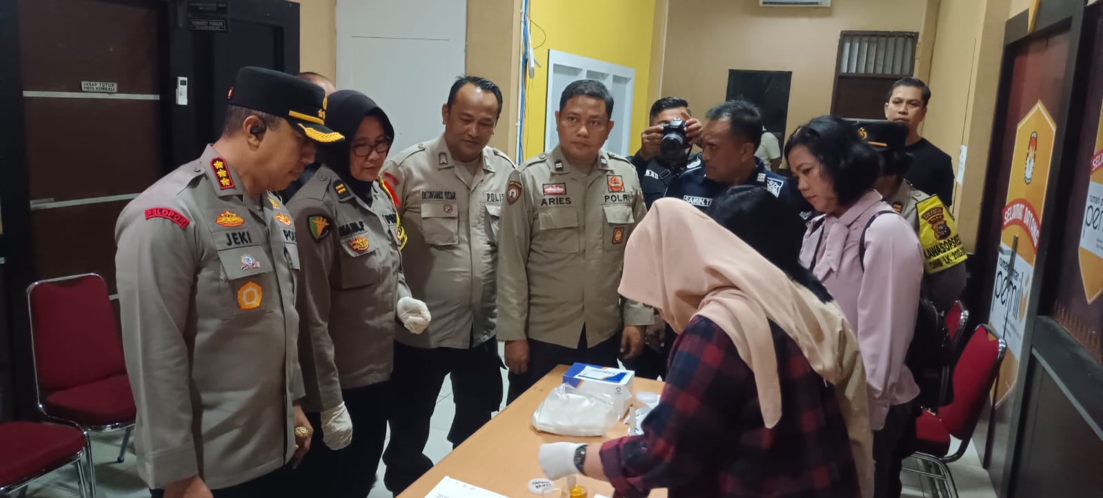 Satresnarkoba Polresta Pekanbaru Tes Urine Petugas Jaga Gudang Logistik Pemilu