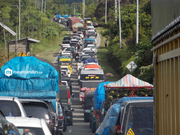 Macet Panjang, Jalan Lintas Sumbar-Riau Sempat Putus