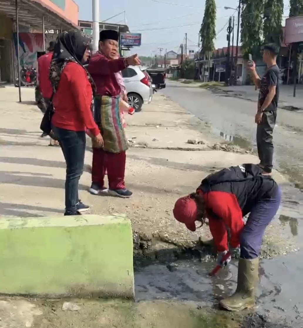 Pemkab Pelalawan Tangani Genangan Air di Jalan Pemda
