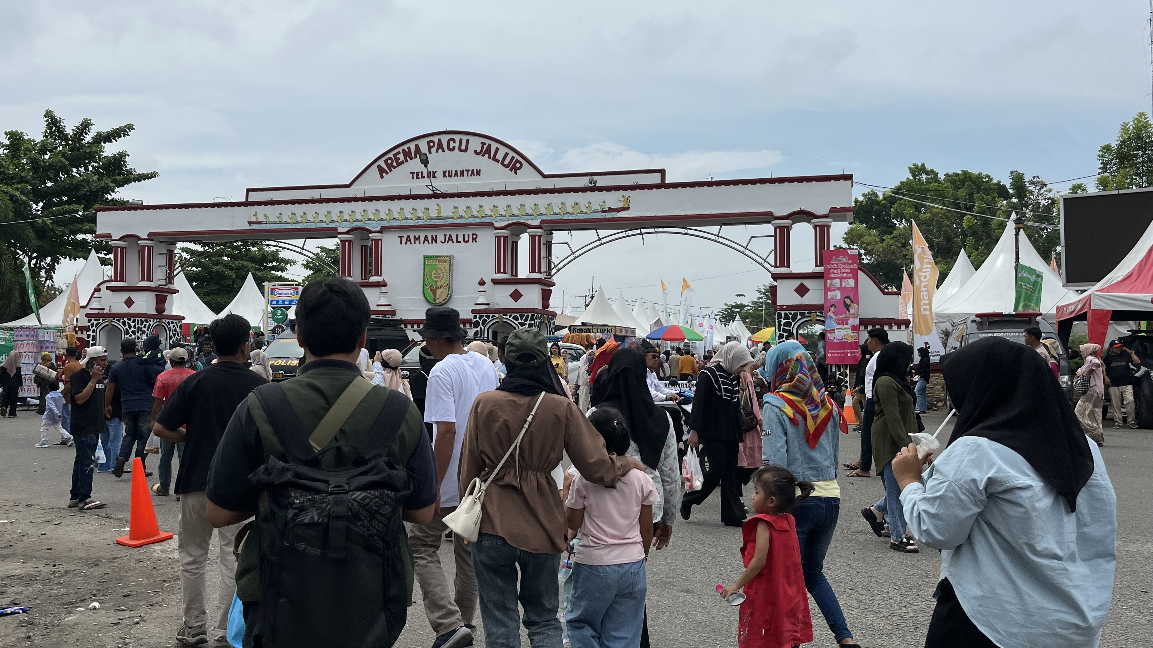 Hari Final Pacu Jalur 2025, Penonton Mulai Padati Tepian Narosa