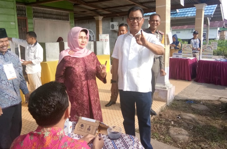 Bupati Rohil dan Istri Salurkan Hak Suara Sebelum Pantau Pemungutan di Sejumlah Kecamatan