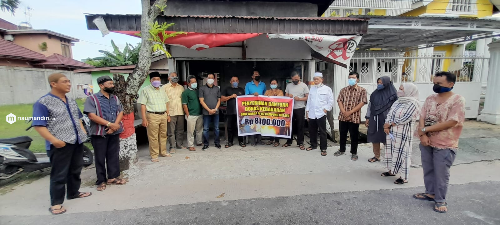 Warga RW 2 Kampung Melayu Serahkan Bantuan kepada Tetangga Korban Kebakaran