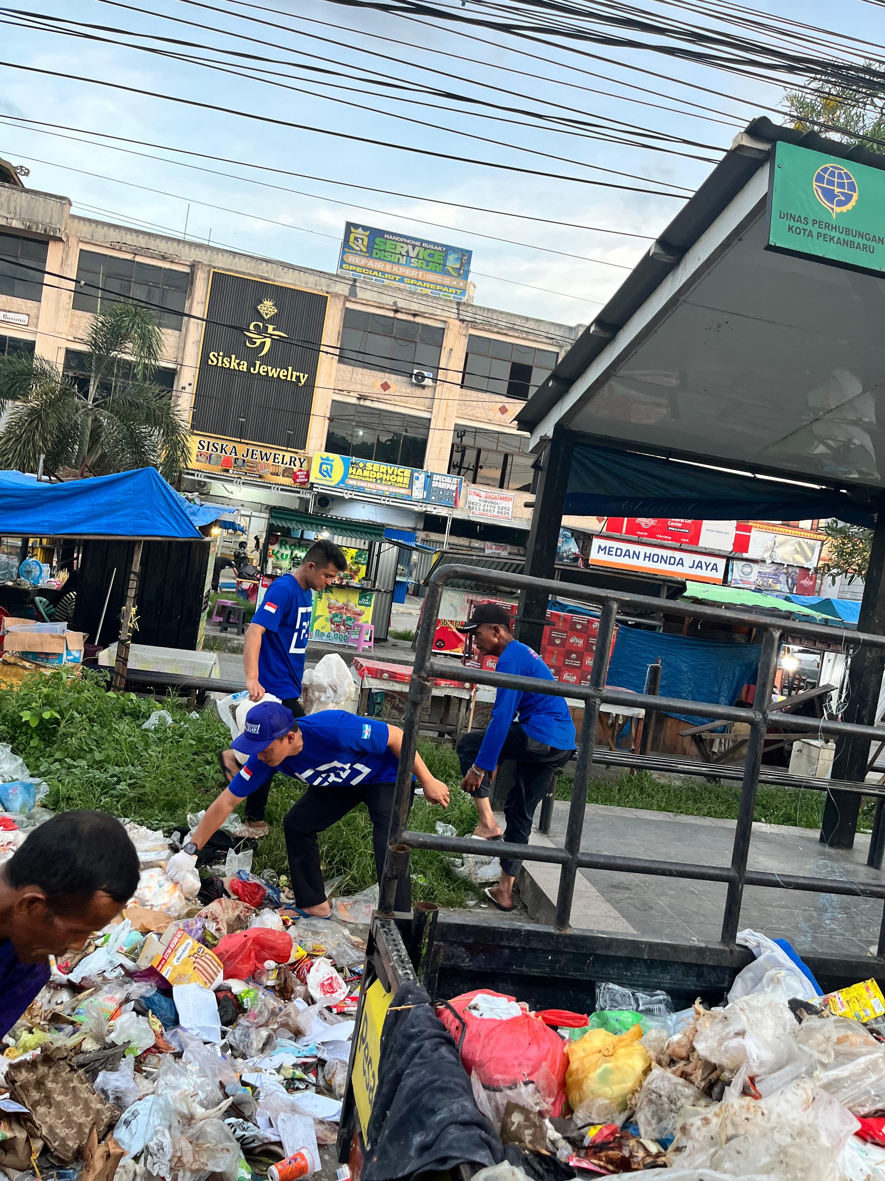 DPC Demokrat Kerahkan Kader Bersihkan Tumpukan Sampah, Azwendy: Kota Bersama, Jaga Bersama