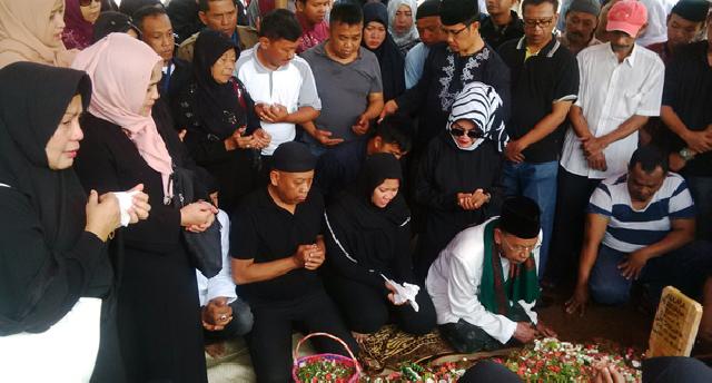 Disela Kesibukannya, Menteri Agama Juga Hadiri Pemakaman Istri Tukul
