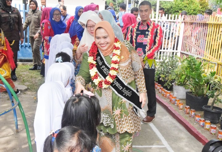 Bupati Kasmarni Ajak Semua Pihak Sukseskan Program Wajib Belajar 13 Tahun