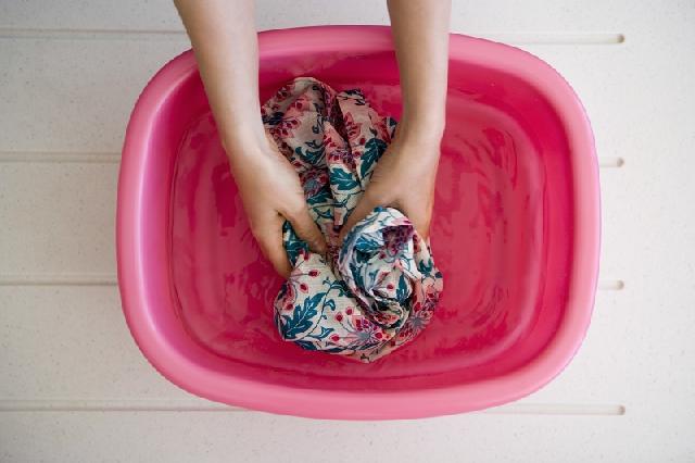 Tak Mudah Rusak, Inilah Tips Mencuci Baju Berbahan Satin
