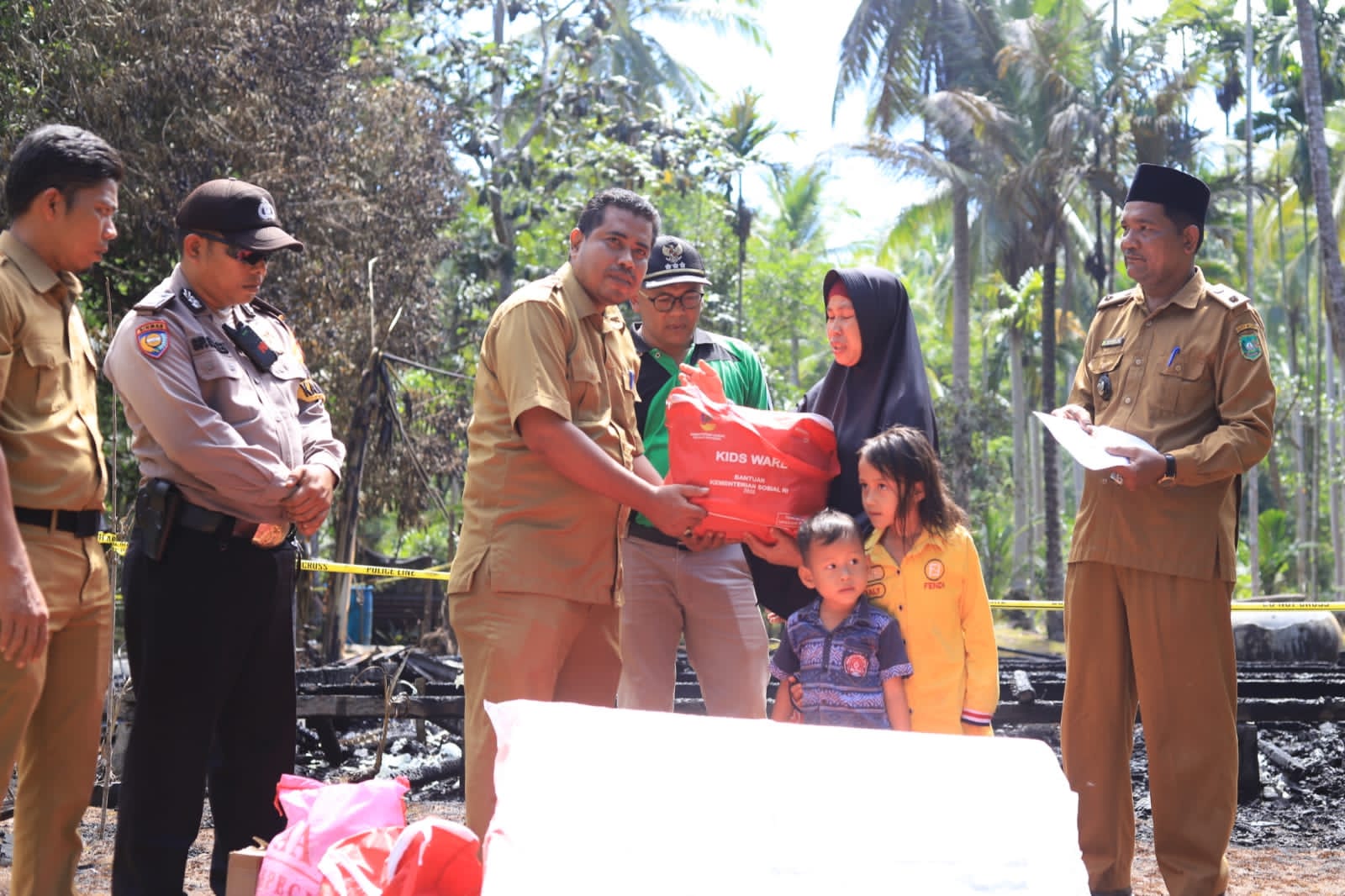 Pemkab Meranti Beri Bantuan Korban Kebakaran Rumah di Rangsang