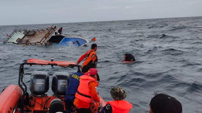 Kapal Guide di Buton Dihantam Ombak, 5 Orang Dievakuasi