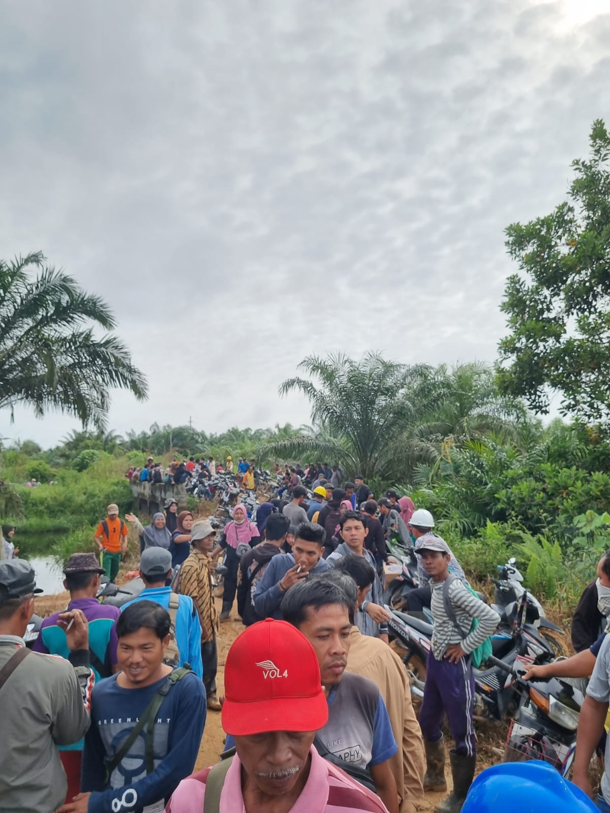 Ratusan Masyarakat Dusun I  Kopau  Tuntut Lahan Tukar Guling PT. SLS 