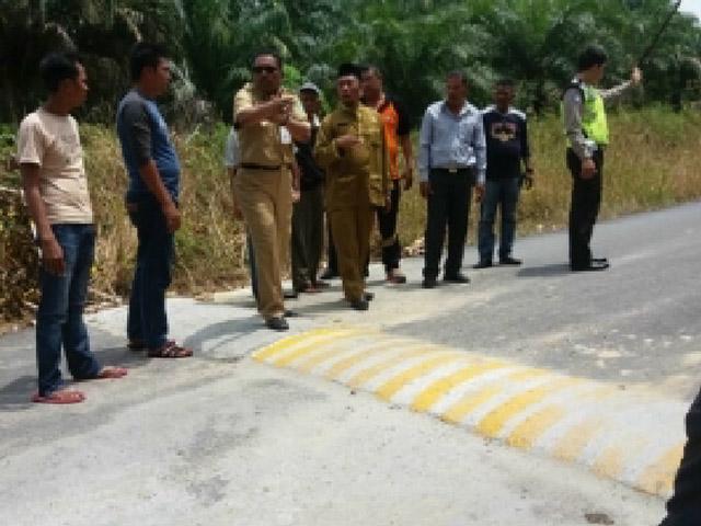 Tiga Tanggul Jalan Siak Duri Dibongkar
