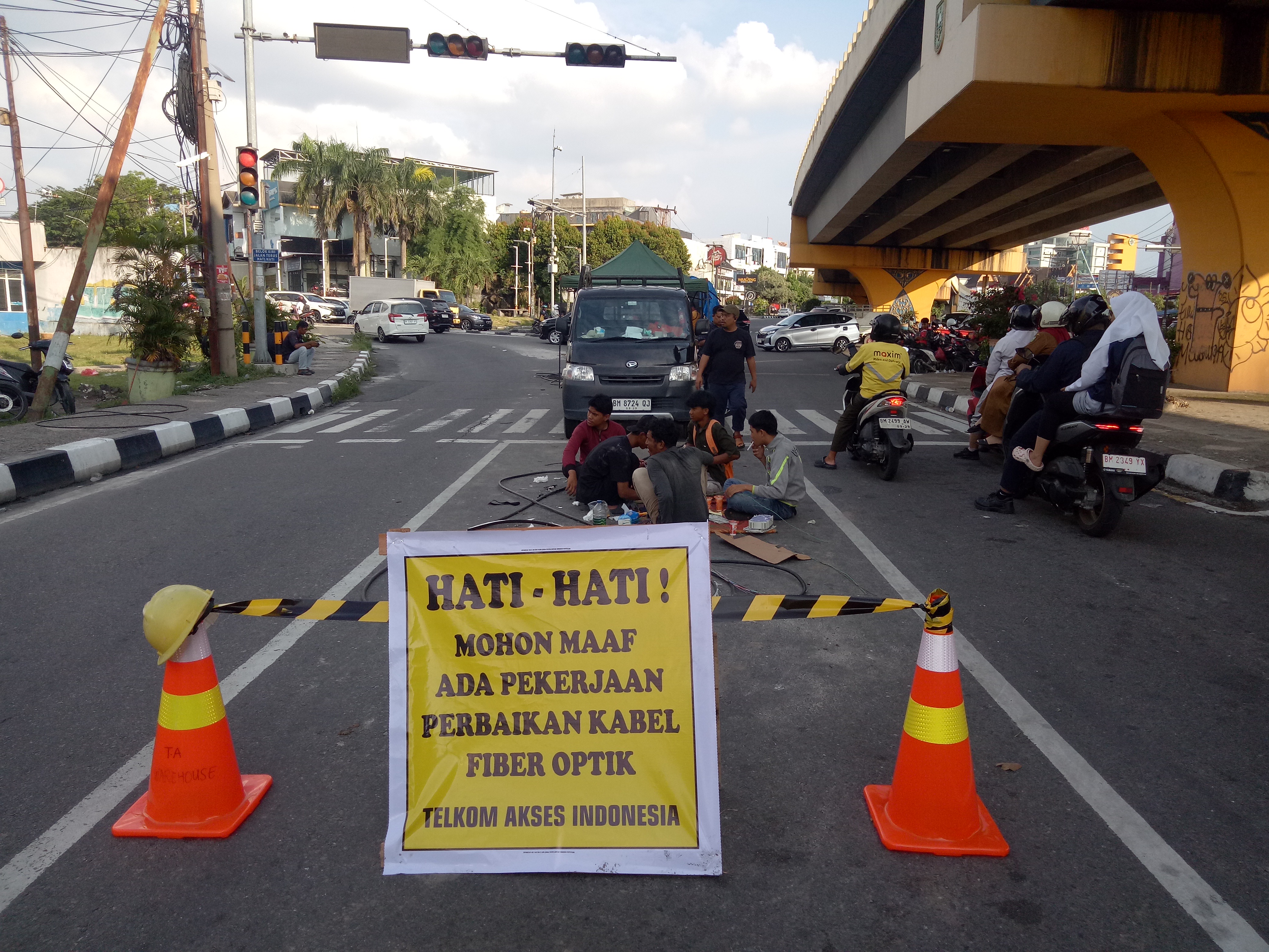 Perbaikan Kabel Jaringan Fiber Optik Telkomsel di Pekanbaru Menganggu Lalu Lintas