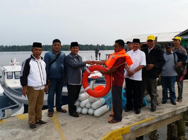 Bupati Inhil Serahkan Bantuan 10 Unit Kapal Motor Fiber Kepada Nelayan Lokal