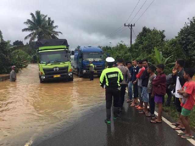 Banjir dan Longsor, Jalur Sumbar-Riau Terganggu