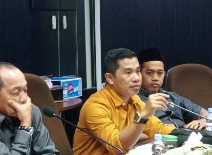 Komisi I Serahkan Data Tiang Jaringan, Minta Asosiasi Perbaiki Kabel Seliweran