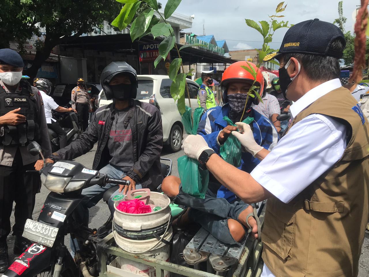 Kedisplinan Masyarakat Riau Pakai Masker Meningkat, Gubri Kasih Tanaman Buah