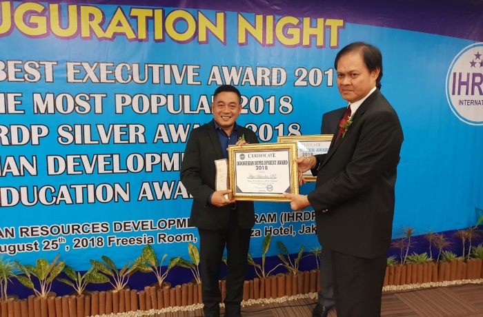 Sekretaris Disdik Riau Terima Penghargaan The Most Popular 2018 dari IHRDP