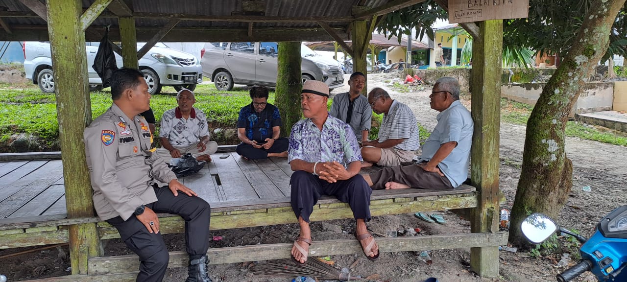 Bincang Santai dengan Masyarakat Kuok, Bhabin Sampaikan Pesan Kamtibmas