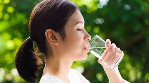 Tak Perlu Repot, Minum Air Putih Bisa Turunkan Berat Badan