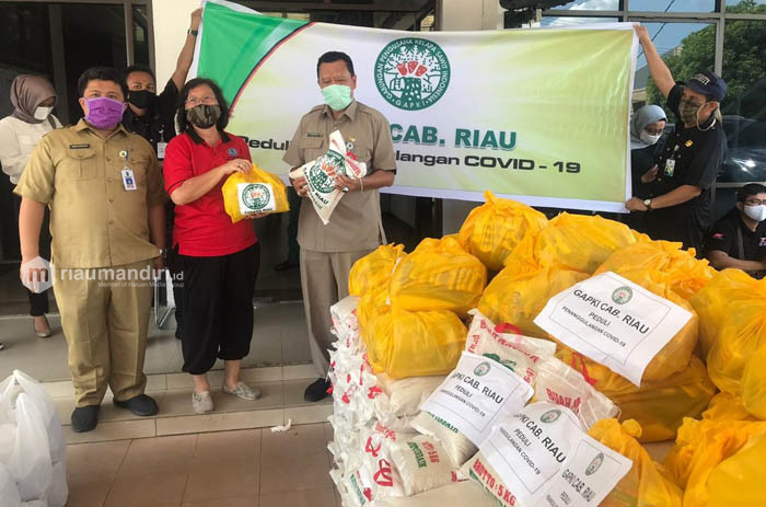 Disnaker Riau Salurkan 869 Paket Sembako ke Karyawan Di-PHK dan Dirumahkan