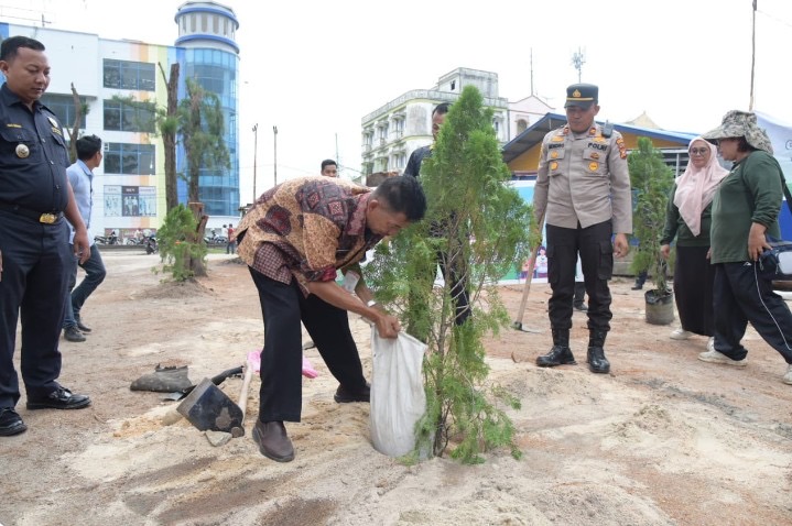 Pemkab Bengkalis Tanam Pohon di Kawasan Pelindo Bengkalis
