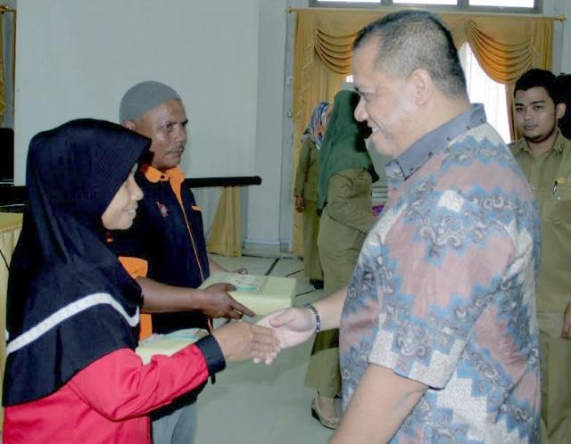 Bupati Yopi Serahkan Mukena dan Baju Muslim Bagi Ratusan Petugas CS