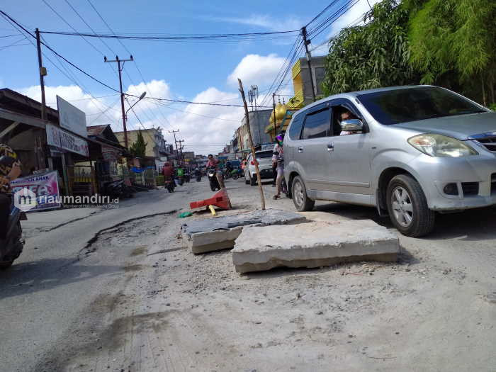 Bekas Galian IPAL di Beberapa Titik Kota Pekanbaru Merusak Jalan