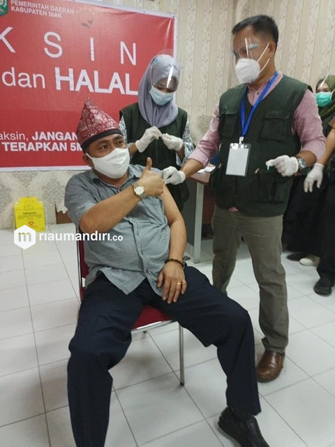 Sempat Ditunda, Anggota DPRD Siak Marudut Pakpahan Disuntik Vaksin Covid-19