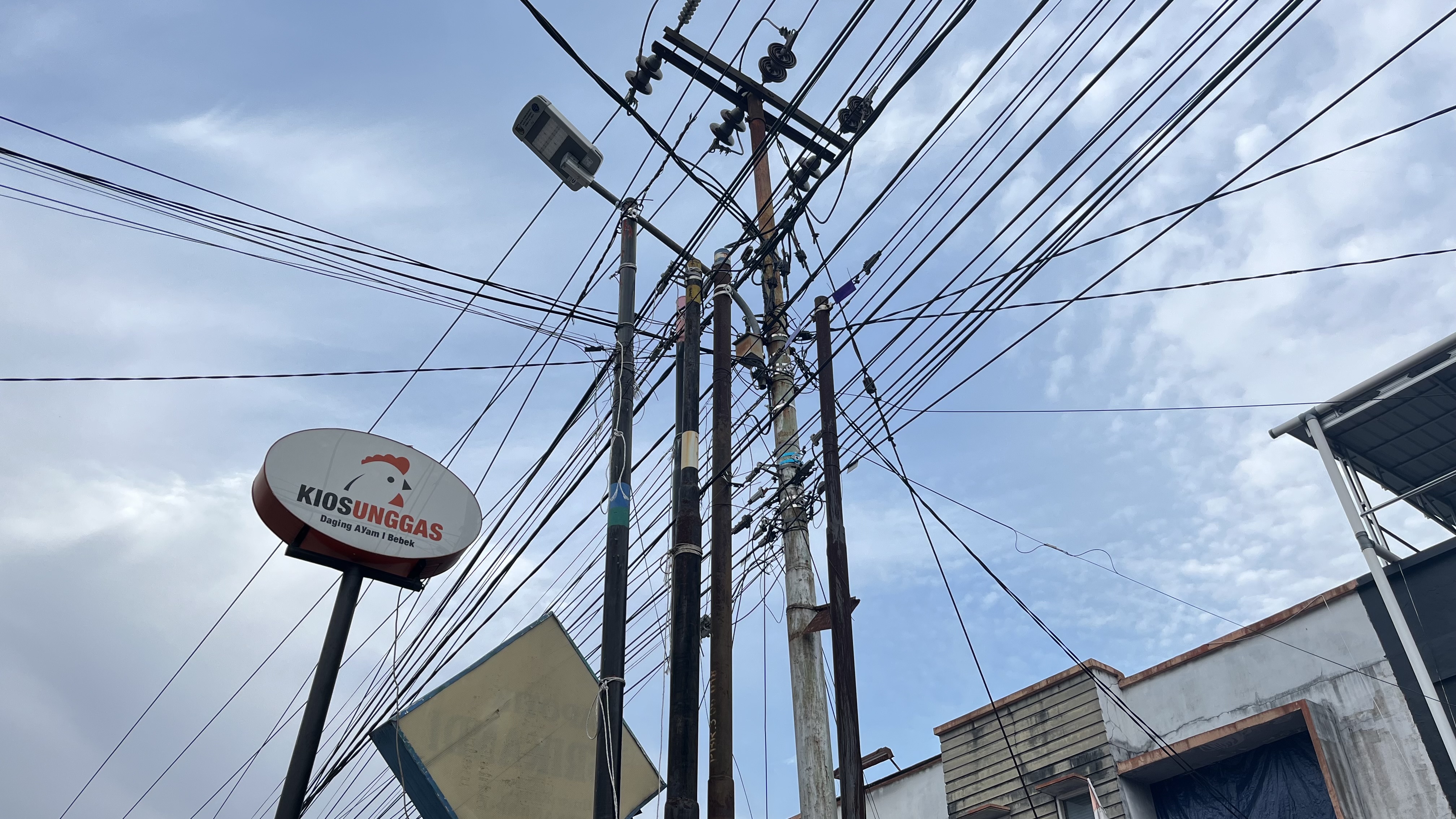 Tiang dan Kabel Jaringan Semerawut, Waka DPRD Tengku Azwendi Dorong Terbitkan Regulasi