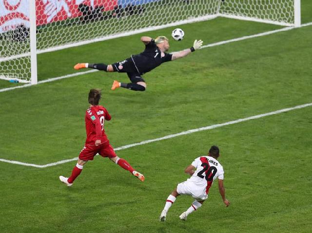Schmeichel Gemilang, Denmark Kalahkan Peru 1-0