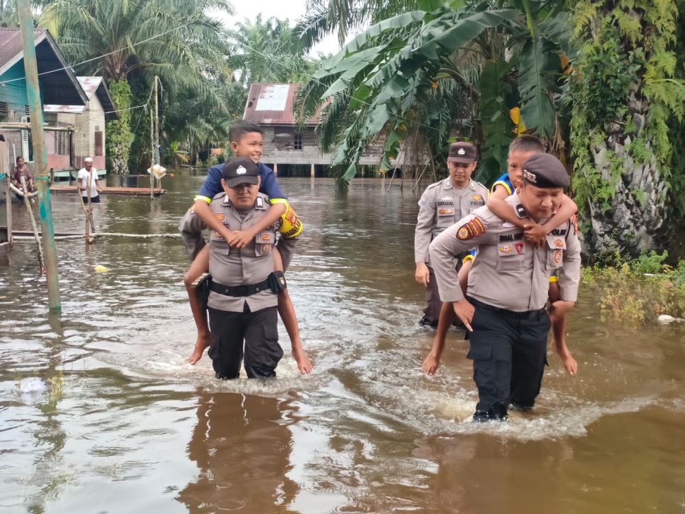 Banjir tak Kunjung Surut, Ratusan KK di Rantau Kopar Mengungsi
